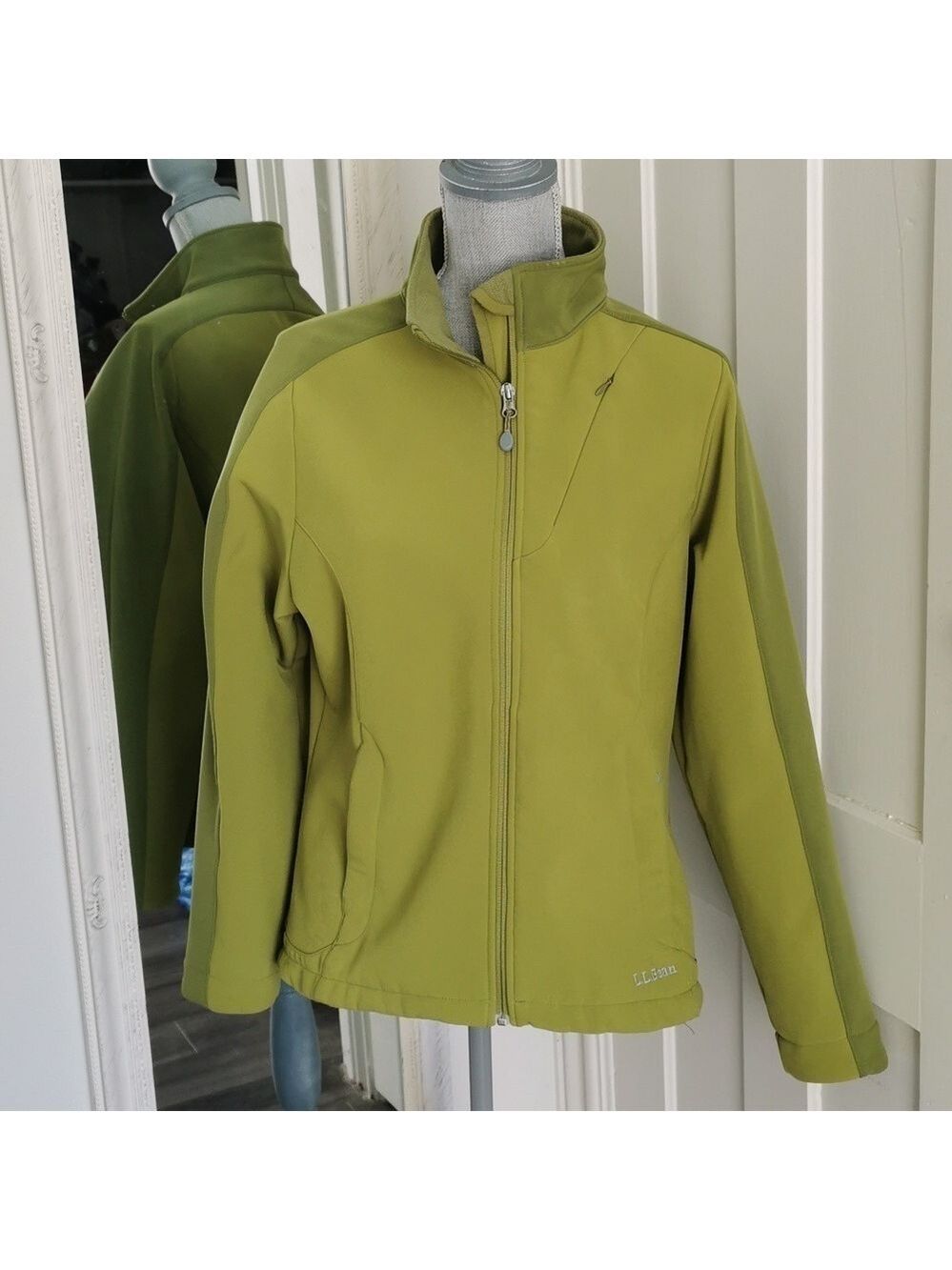 L. L. Bean green women's jacket. Size large. EUC